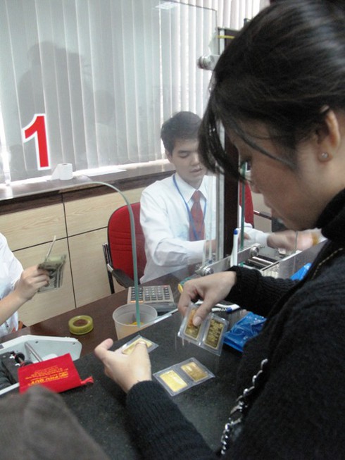 Vàng giảm mạnh: 10 người đến tiệm, 9 người dốc túi bán vàng - ảnh 4