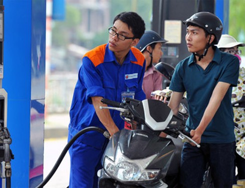 Xăng bất ngờ tăng giá 214 đồng/lít - ảnh 1