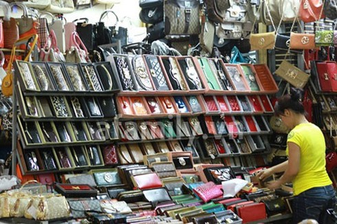 Tiểu thương chợ Đồng Xuân chê DN nội thua xa Trung Quốc - ảnh 1