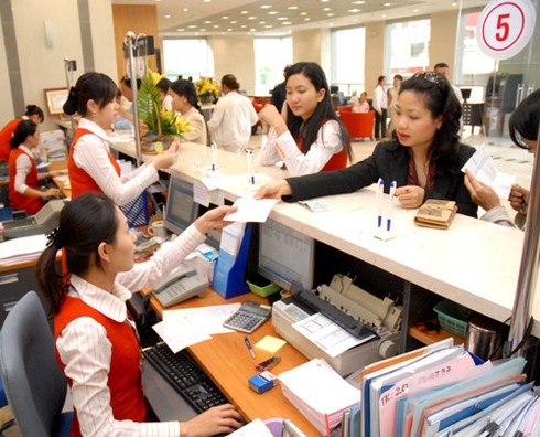 Lãi suất ngân hàng đồng loạt giảm mạnh - ảnh 1