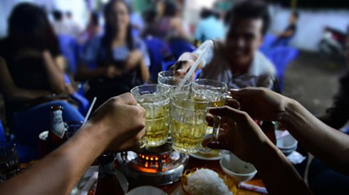 Cấm bán ở vỉa hè, liệu bia Việt có 