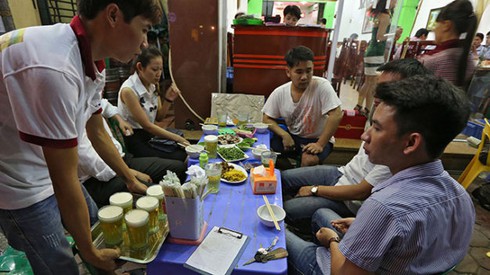 Cấm bán bia ở vỉa hè: Lại là tư duy