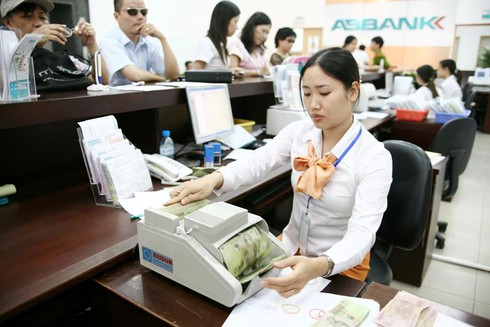 NHNN: Lãi suất giảm, tiền vẫn