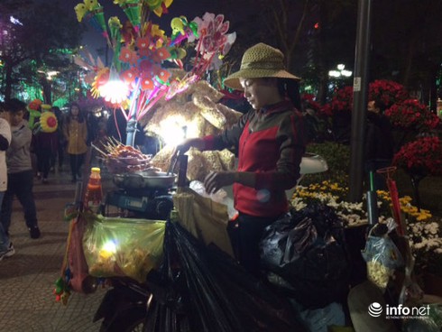 Những người lặng lẽ mưu sinh xuyên đêm giao thừa - ảnh 1