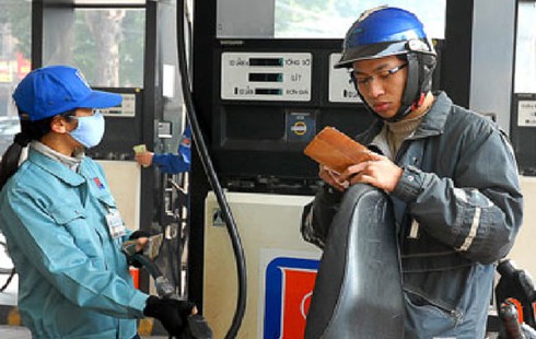 Xăng bị tăng thuế môi trường 300%: Đẩy hết phần thiệt về dân? - ảnh 2