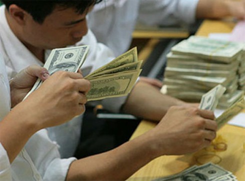 Giá đô la Mỹ tăng đột ngột, “chợ đen” loạn giá - ảnh 1