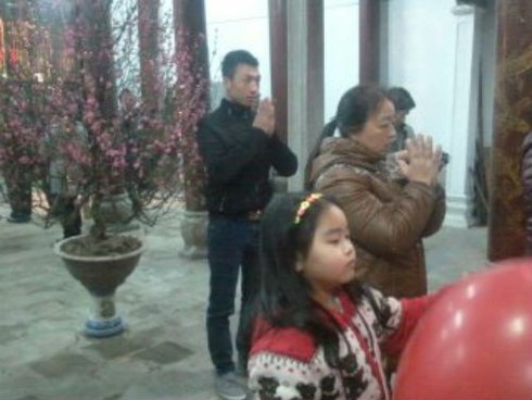 Ngày đầu năm tĩnh tâm trong không khí thiêng liêng của đình chùa - ảnh 3