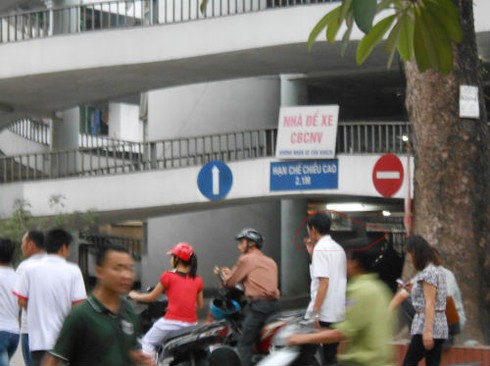 Thản nhiên hút và bán thuốc nơi công cộng - ảnh 10