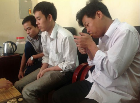 Thản nhiên hút và bán thuốc nơi công cộng - ảnh 1