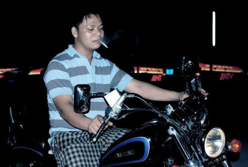 Thản nhiên hút và bán thuốc nơi công cộng - ảnh 2