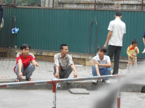 Thản nhiên hút và bán thuốc nơi công cộng - ảnh 11