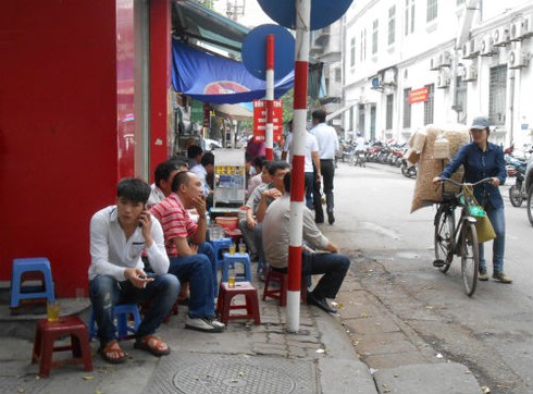 Thản nhiên hút và bán thuốc nơi công cộng - ảnh 3