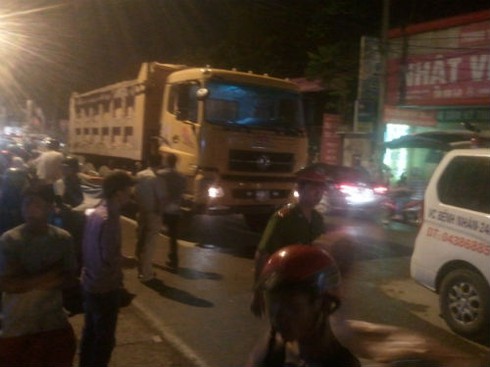 Hà Nội: Bị xe tải chèn qua, 2 người thương vong - ảnh 2