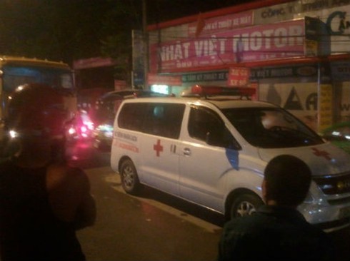 Hà Nội: Bị xe tải chèn qua, 2 người thương vong - ảnh 1