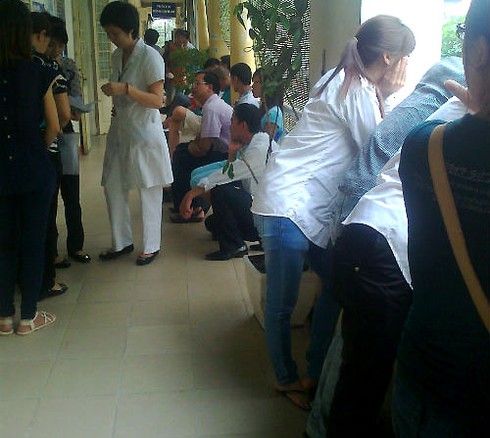 Xếp hàng chờ phá thai trong bệnh viện - ảnh 1
