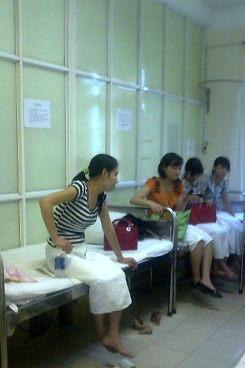 Xếp hàng chờ phá thai trong bệnh viện - ảnh 9