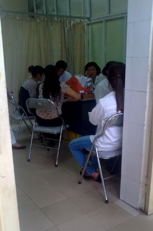 Xếp hàng chờ phá thai trong bệnh viện - ảnh 6