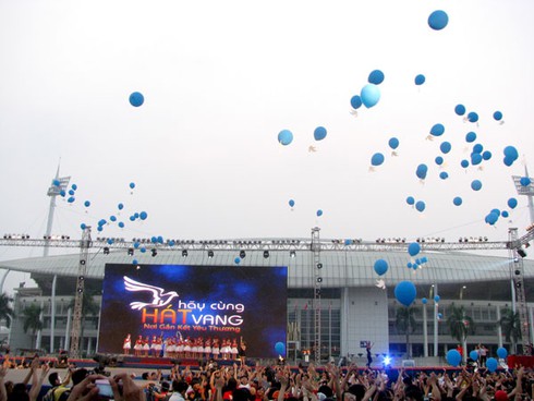 Toát mồ hôi tham dự màn nhảy đông kỉ lục - ảnh 15