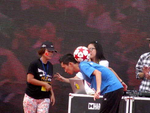 Toát mồ hôi tham dự màn nhảy đông kỉ lục - ảnh 10