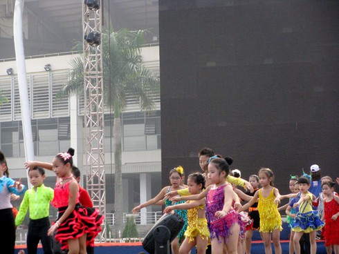 Toát mồ hôi tham dự màn nhảy đông kỉ lục - ảnh 9