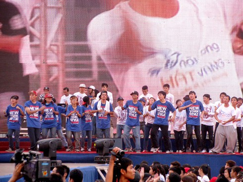 Toát mồ hôi tham dự màn nhảy đông kỉ lục - ảnh 12