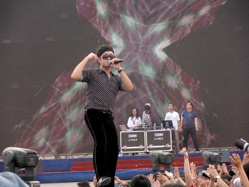 Toát mồ hôi tham dự màn nhảy đông kỉ lục - ảnh 11