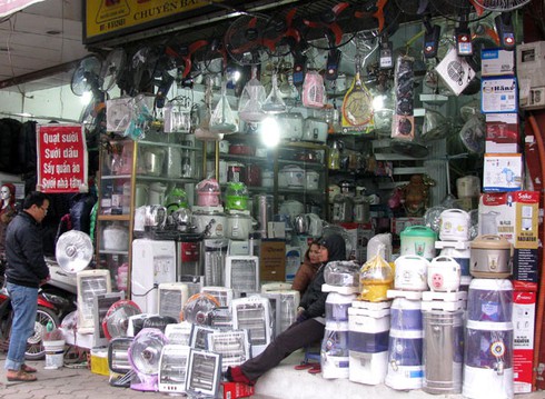 Lạnh kỉ lục, đồ sưởi ấm giá rẻ hút khách - ảnh 1