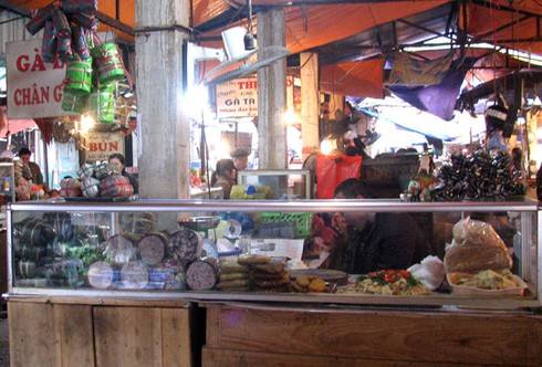 Chủ hàng bánh chưng, giò Tết ngao ngán chờ khách - ảnh 2