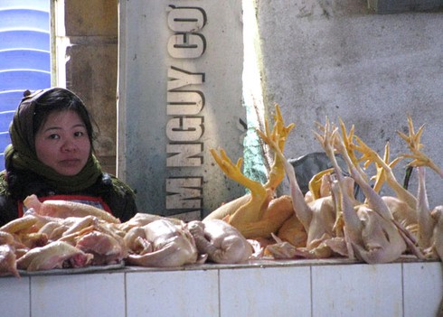 Chủ hàng bánh chưng, giò Tết ngao ngán chờ khách - ảnh 1