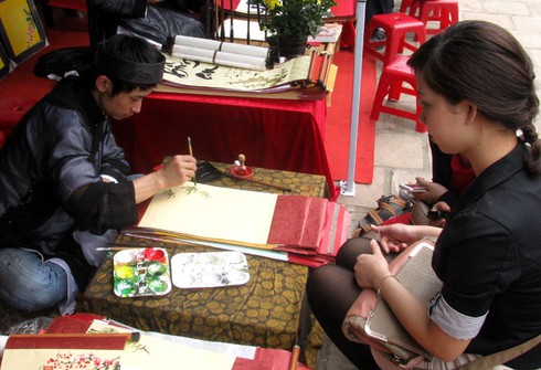 Khách nước ngoài háo hức với