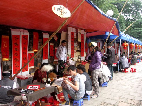 Khách nước ngoài háo hức với