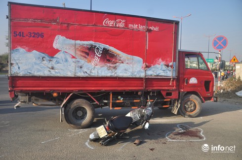 Xe tải chuyển hướng đột ngột, 2 người bị thương - ảnh 2