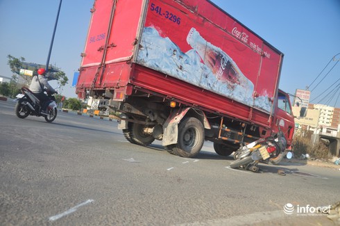 Xe tải chuyển hướng đột ngột, 2 người bị thương - ảnh 1