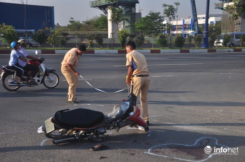 Xe tải chuyển hướng đột ngột, 2 người bị thương - ảnh 3