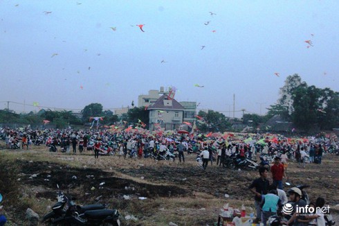 Bị điện phóng cháy mặt khi gỡ diều quấn vào dây điện - ảnh 1