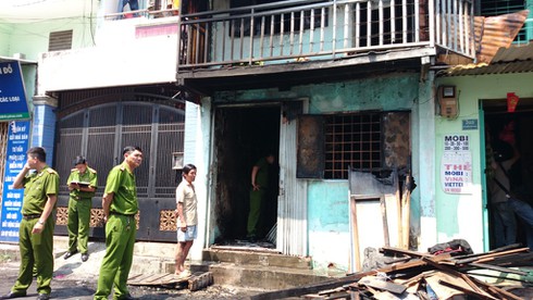 Khám nghiệm hiện trường vụ cháy nhà giữa đêm làm 3 người thương vong - ảnh 2