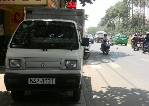 Ngã xuống đường, nam thanh niên lọt gầm xe tải thoát chết - ảnh 1