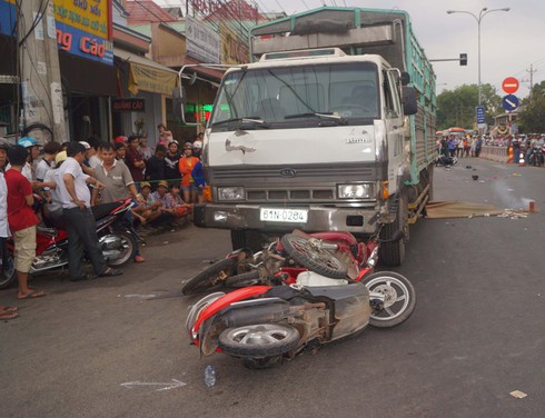 Tạm giữ tài xế xe tải “càn quét” hàng loạt xe máy dừng đèn đỏ - ảnh 1