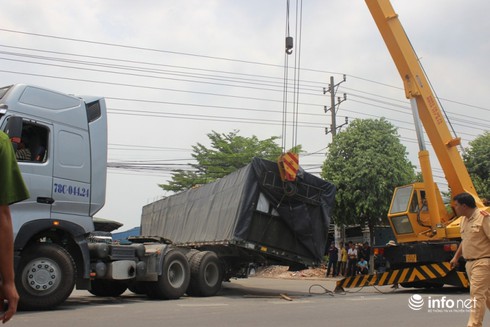 Rơ móc 30 tấn hàng rơi giữa đường, các phương tiện nháo nhào tránh kịp - ảnh 2