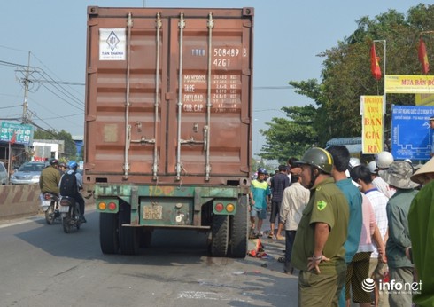 Dùng 2 con đội nâng bánh xe container đưa thi thể bé trai 9 tuổi ra ngoài - ảnh 1