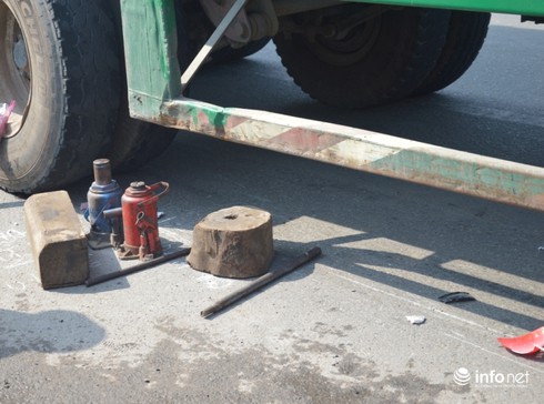 Dùng 2 con đội nâng bánh xe container đưa thi thể bé trai 9 tuổi ra ngoài - ảnh 2