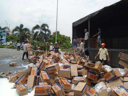 Lật xe container, sữa tươi chảy lênh láng trên đường - ảnh 1