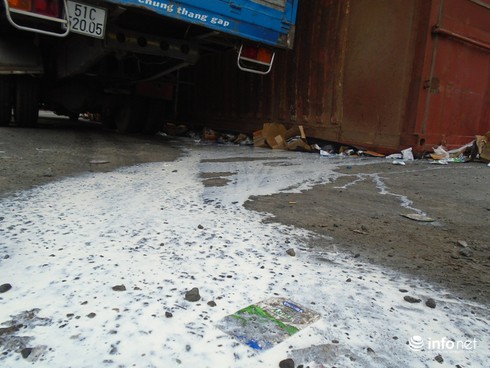 Lật xe container, sữa tươi chảy lênh láng trên đường - ảnh 2