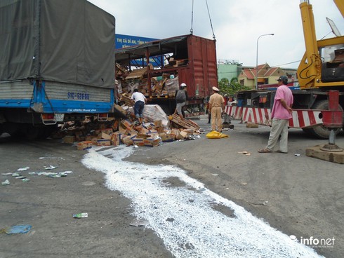 Lật xe container, sữa tươi chảy lênh láng trên đường - ảnh 3