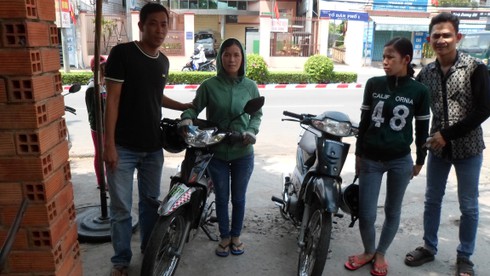 “Hiệp sĩ” bắt 2 nữ đạo chích chuyên giật vé số của người già và tàn tật - ảnh 1