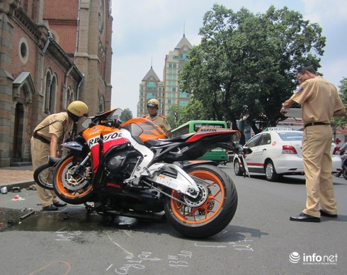 Xe mô-tô phân khối lớn và xe máy dính chặt sau va chạm - ảnh 2