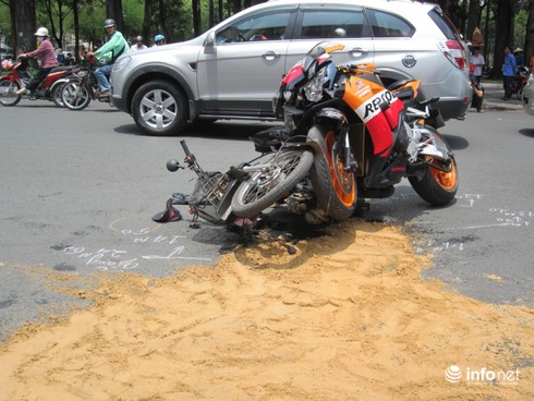 Xe mô-tô phân khối lớn và xe máy dính chặt sau va chạm - ảnh 1