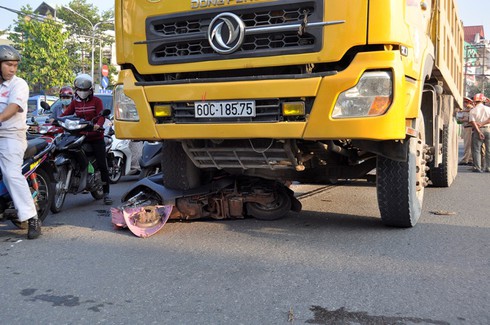 Đang trên đường mua sữa cho con thì bị xe tải cán chết - ảnh 2