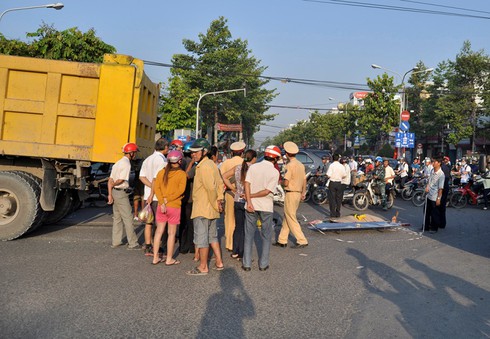 Đang trên đường mua sữa cho con thì bị xe tải cán chết - ảnh 1