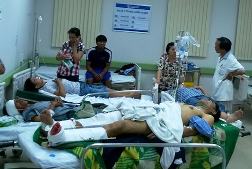 Đồng Nai: Tàu hỏa tông xe tải, lái tàu gãy 2 chân, kẹt trong buồng lái - ảnh 1